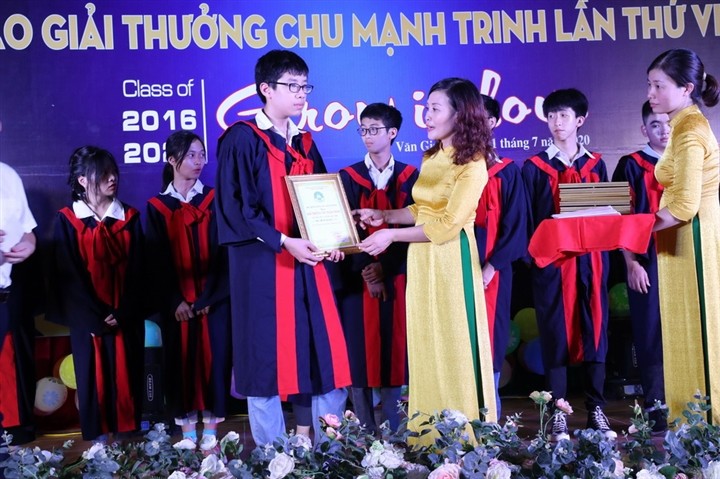 Cô Nguyễn Thị Hồng, Hiệu trưởng Trường THCS Chu Mạnh Trinh trao chứng nhận tốt nghiệp cho học sinh khối 9 trong Lễ tri ân. Ảnh: NVCC.
