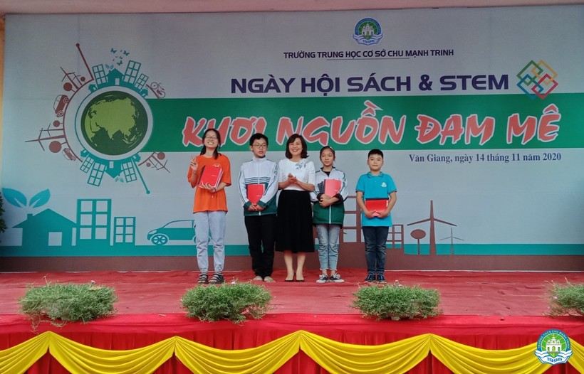 Trường THCS Chu Mạnh Trinh trao thưởng cho học sinh trong Ngày hội sách & STEM năm học 2020-2021. Ảnh: NVCC.