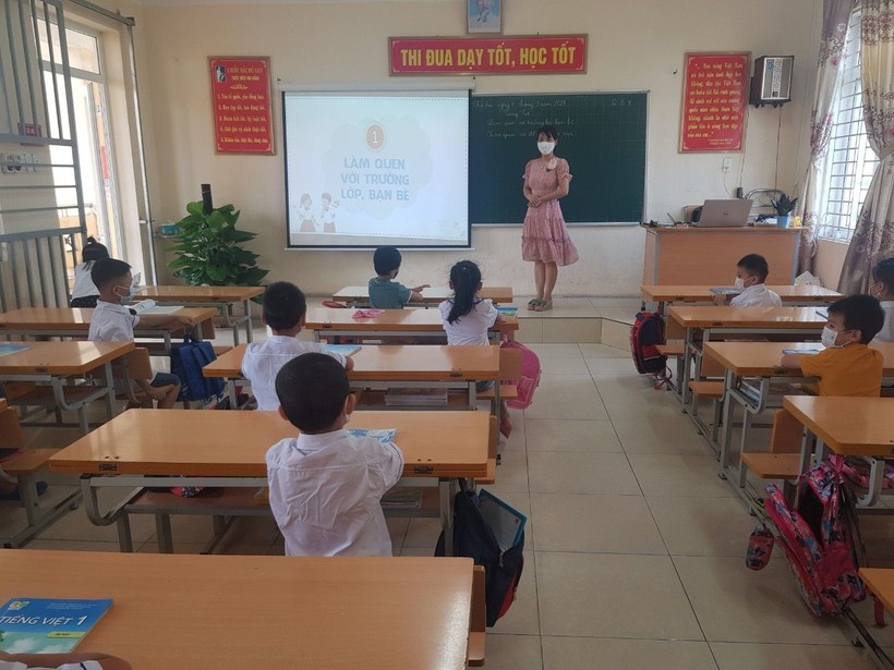Buổi đầu học trực tiếp của học sinh lớp 1 tại Hưng Yên.