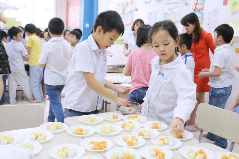 Học sinh hướng về cội nguồn qua hoạt động làm bánh trôi, bánh chay trong Tết Hàn thực.