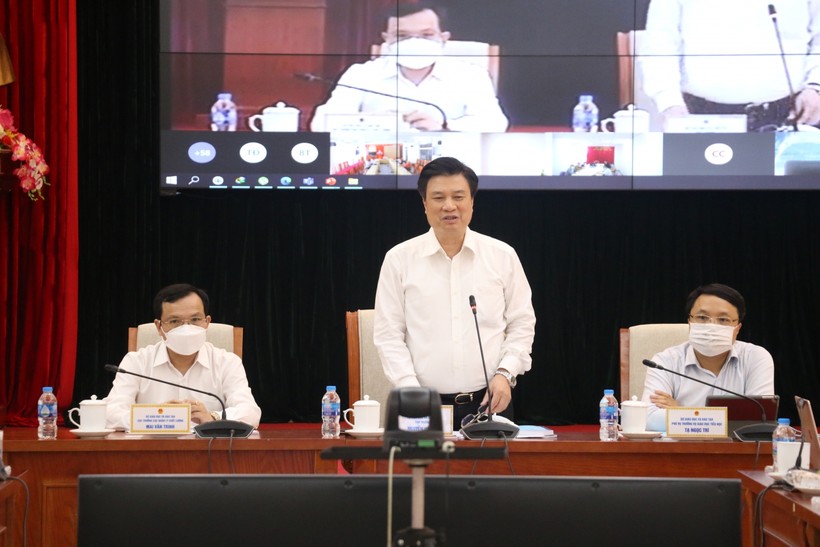 Thứ trưởng Nguyễn Hữu Độ chủ trì hội nghị tại điểm cầu Bộ GD&ĐT.