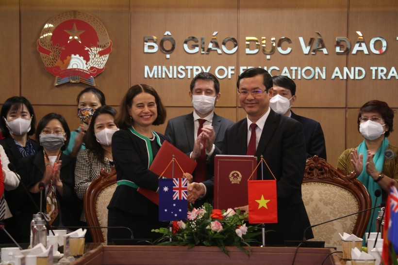 Thứ trưởng Nguyễn Văn Phúc và Đại sứ Australia tại Việt Nam, bà Robyn Mudie, ký kết văn bản về Chương trình Phát triển Nguồn nhân lực.