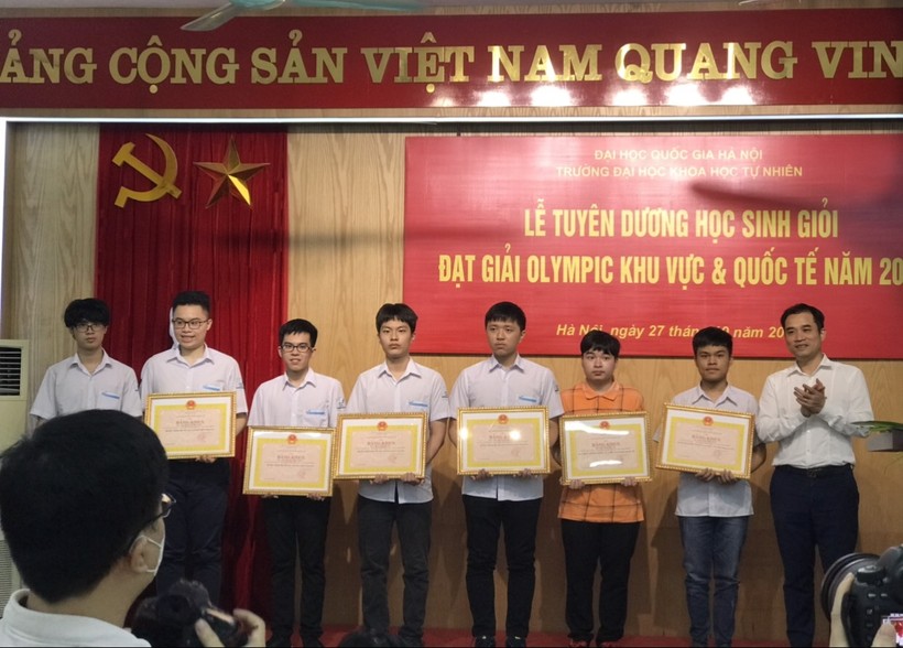 Trần Xuân Bách (thứ hai từ phải sang) nhận bằng khen của Trường THPT Chuyên Khoa học Tự nhiên. Ảnh: NVCC.