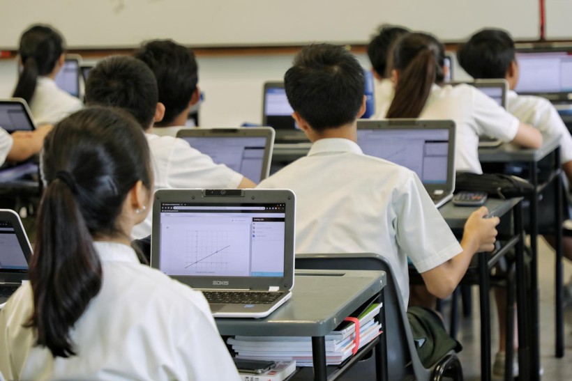 Học sinh Singapore được trang bị thiết bị học trực tuyến. Ảnh: Strait Times.