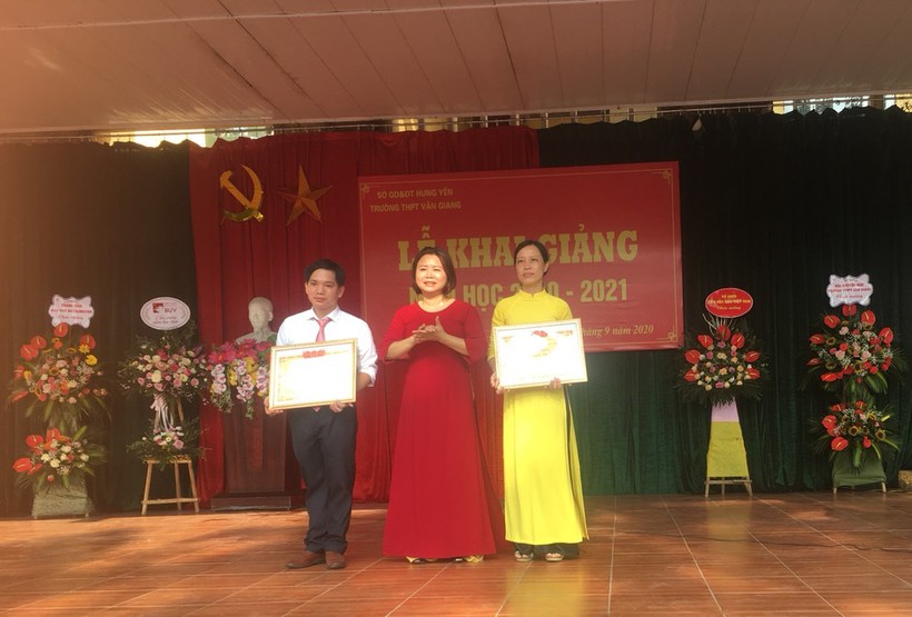 Thầy Phí Văn Quang (trái) nhận bằng khen tại Trường THPT Văn Giang, Hưng Yên. Ảnh: NVCC.