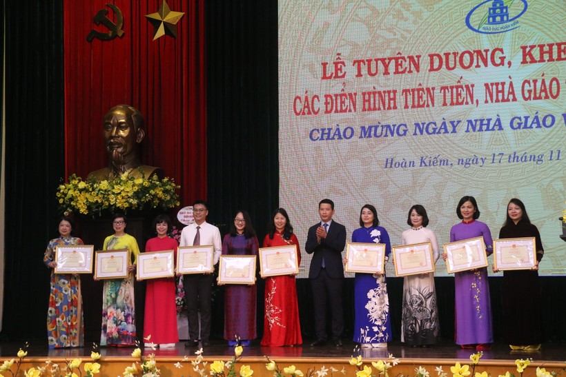 Bí thư Quận uỷ Hoàn Kiếm Vũ Đăng Định trao bằng khen cho các nhà giáo.