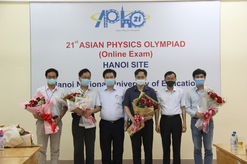 PGS TSKH Nguyễn Thế Khôi (thứ 2 từ trái sang) nhận hoa chúc mừng về thành tích APhO 2021.