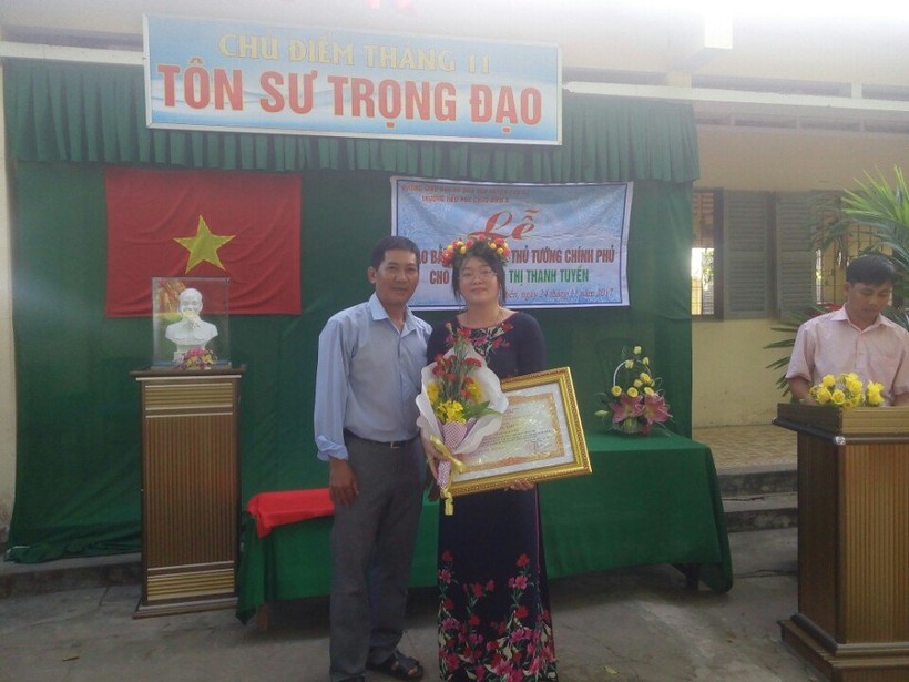 Cô giáo Hồ Thị Thanh Tuyền (phải) nhận bằng khen của Thủ tướng Chính phủ. Ảnh: NVCC.