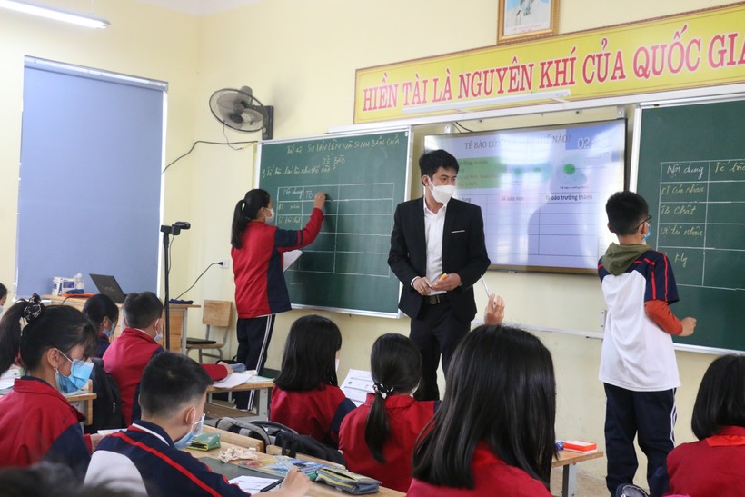 Phòng học lớp 6E Trường THCS thị trấn Nham Biền số 1, Bắc Giang, gắn camera để học sinh học trực tuyến.