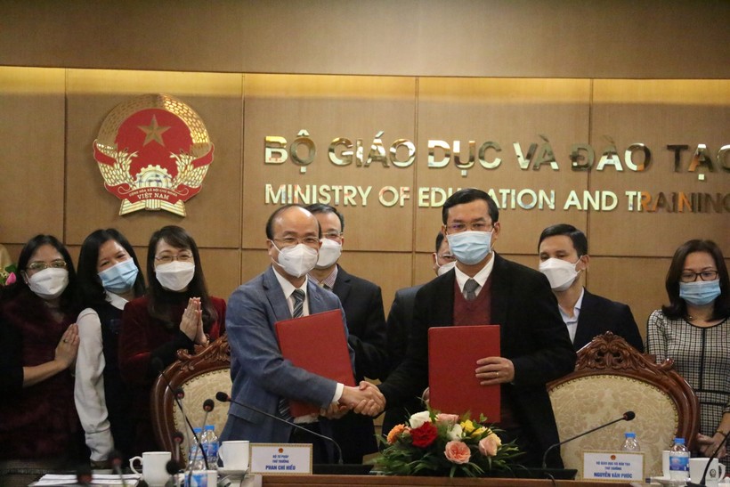 Thứ trưởng Bộ Giáo dục và Đào tạo Nguyễn Văn Phúc và Thứ trưởng Bộ Tư pháp Phan Chí Hiếu ký kế hoạch phối hợp.