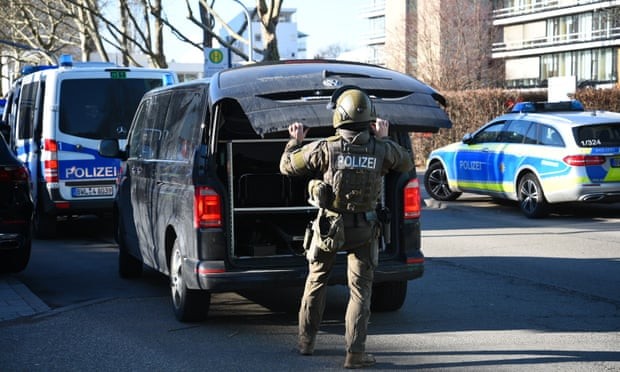 Cảnh sát Đức bao vây hiện trường vụ tấn công trong trường đại học.