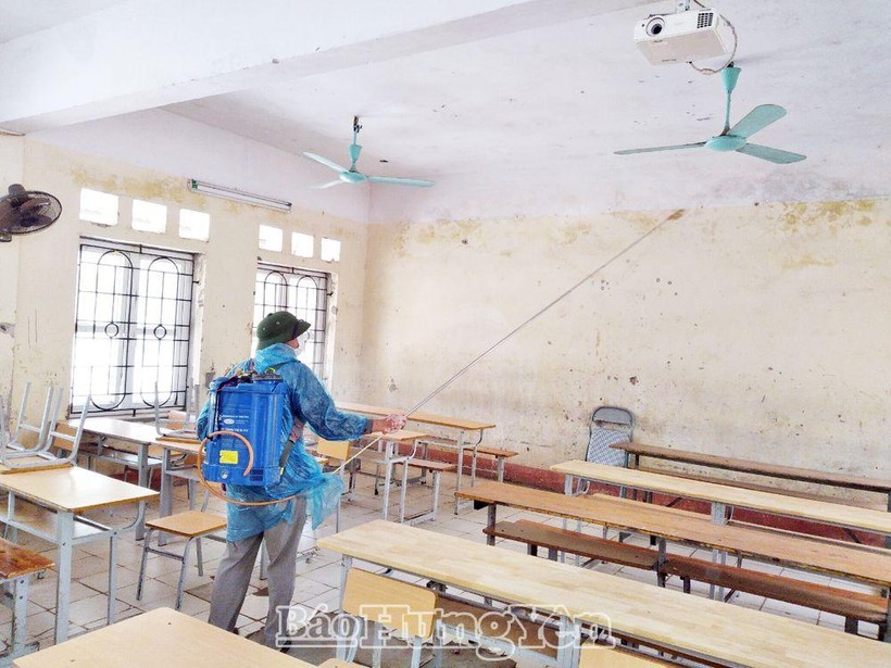 Một trường học tại tỉnh Hưng Yên phun khử khuẩn phòng chống Covid-19.