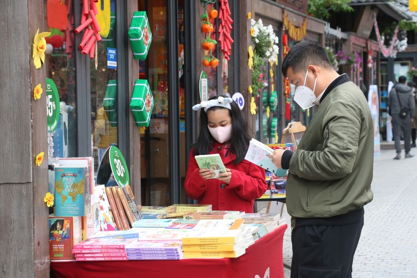 Người dân Hà Nội đi mua sách trong ngày mùng 3 Tết Thầy.