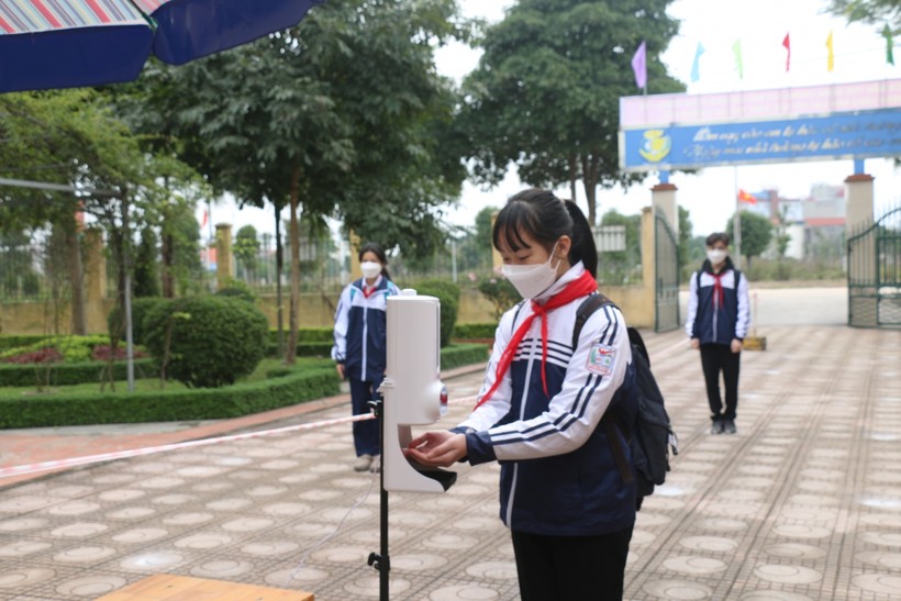 Học sinh Hưng Yên đo thân nhiệt trước khi vào lớp học.