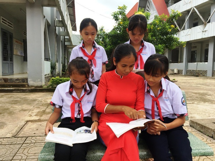 Cô Ka Mai (áo đỏ) chụp ảnh cùng các em học sinh. Ảnh: NVCC.