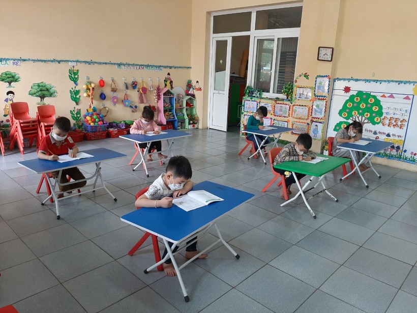 Trẻ mẫu giáo Trường Mầm non Tân Dân đi học lại ngày 15/3.