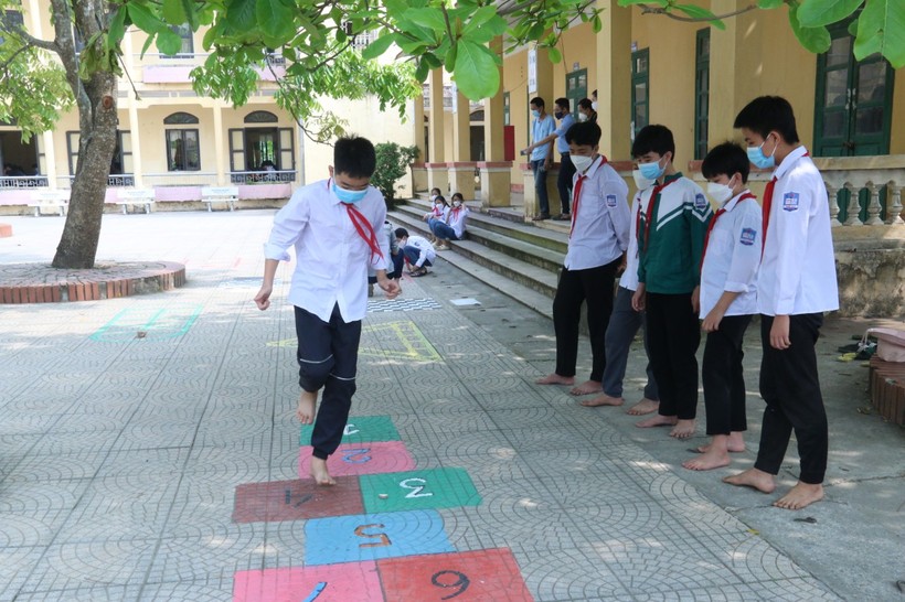 Học sinh Trường THCS Hưng Đạo trải nghiệm các trò chơi dân gian.