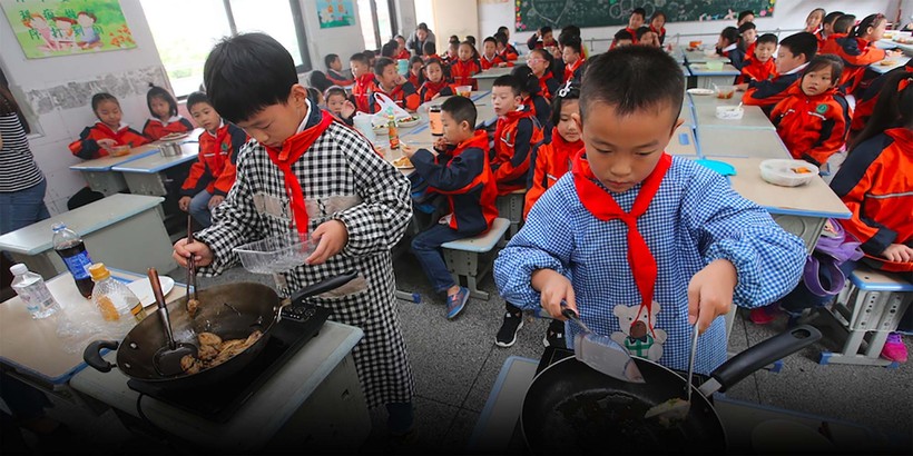 Học sinh Trung Quốc thực hành nấu ăn trên lớp. Ảnh: Sixth Tone.