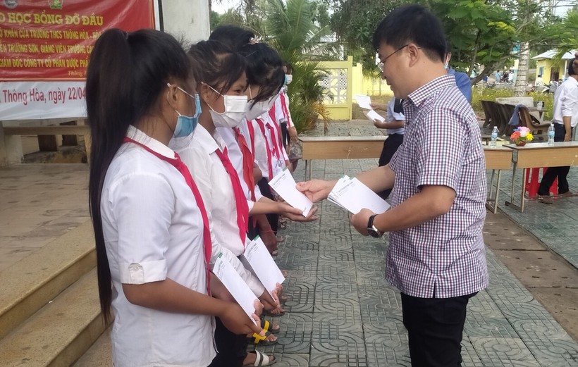 Ông Hà Ngọc Sơn, Tổng Giám đốc TV.Pharm, Chi hội trưởng Chi hội Giáo dục chăm sóc sức khỏe cộng đồng TVPharm trao tặng học bổng cho các em học sinh.