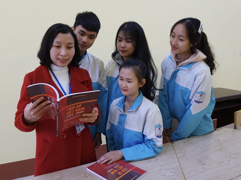 Cô giáo Nguyễn Thị Ngọc Hà (áo đỏ, bên trái) chụp ảnh cùng học sinh Trường THPT Hoàng Quốc Việt. Ảnh: NVCC.