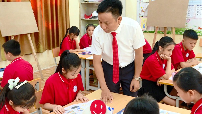 Thầy giáo An Xuân Mười trong tiết học môn Mỹ thuật tại Trường Tiểu học Đại Hưng, Hưng Yên. Ảnh: NVCC.