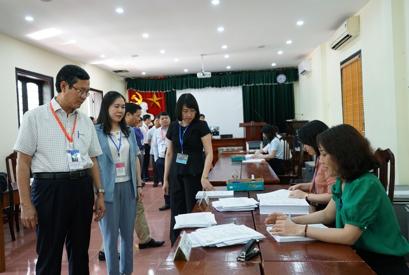 Thứ trưởng Nguyễn Văn Phúc kiểm tra điểm chấm thi tại Thái Bình. Ảnh: KH.