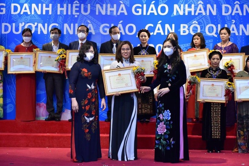 Cô giáo Quách Thị Huế (giữa, hàng đầu) nhận bằng khen của Bộ GD&ĐT. Ảnh: NVCC.