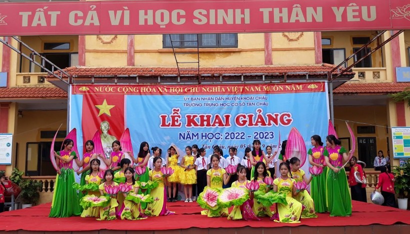 Học sinh Trường THCS Tân Châu, Hưng Yên, khai giảng năm học mới.