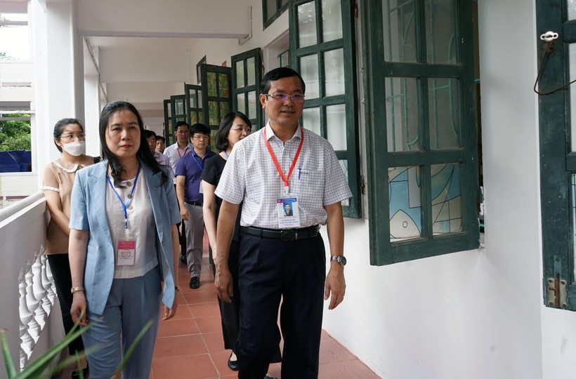 Thứ trưởng Nguyễn Văn Phúc kiểm tra điểm chấm thi tại Thái Bình.