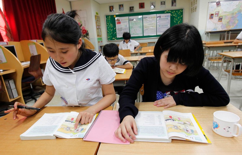 Học sinh Hàn Quốc nghiên cứu sách giáo khoa. Ảnh Internet.