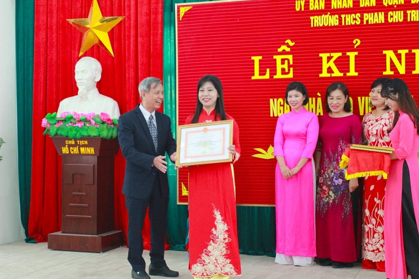 Cô giáo Nguyễn Mai Hương, Hiệu trưởng Trường THCS Phan Chu Trinh, nhận bằng khen. Ảnh: NVCC.