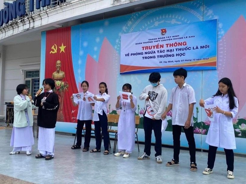 Học sinh Trường THPT chuyên Hoàng Lê Kha, Tây Ninh, đóng tiểu phẩm truyền thông về phòng ngừa thuốc lá mới. Ảnh: NVCC.