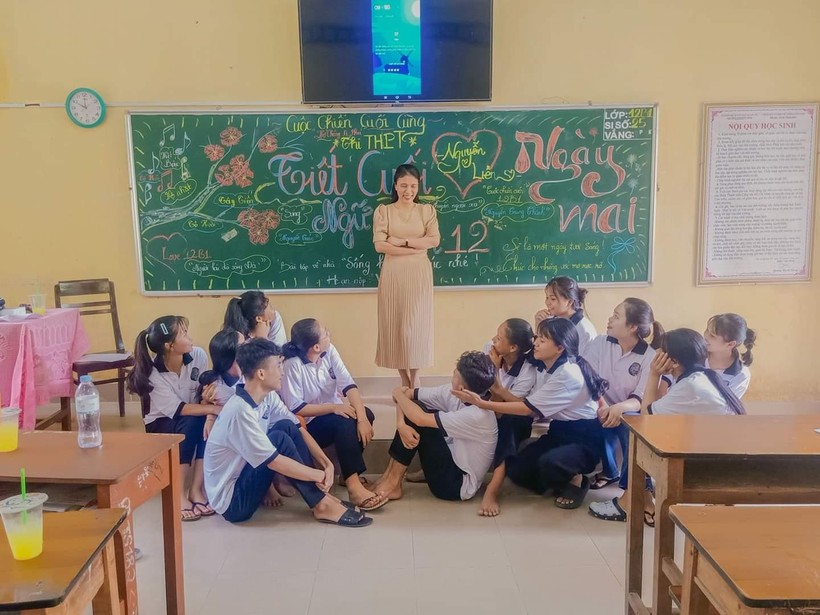 Cô giáo Nguyễn Thị Liên chụp ảnh cùng học trò Trường Phổ thông DTNT tỉnh Quảng Trị. Ảnh: NVCC.