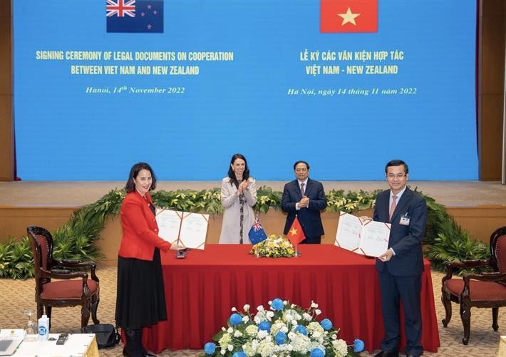 Thứ trưởng Bộ GD&ĐT Việt Nam Nguyễn Văn Phúc và đại diện Bộ Giáo dục New Zealand ký kết thoả thuận hợp tác về giáo dục giữa hai bên.