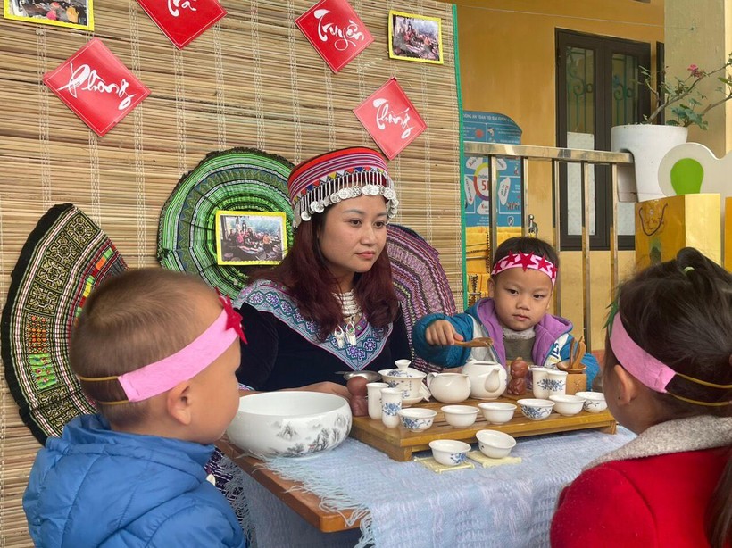 Cô giáo Đỗ Thùy Quyên hướng dẫn trẻ pha trà theo dự án bảo tồn và phát huy văn hoá trà shan tuyết Suối Giàng. Ảnh: NVCC.