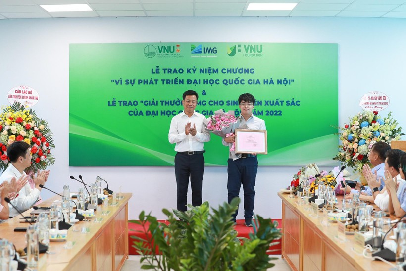 Giám đốc Đại học Quốc gia Hà Nội Lê Quân (trái) trao học bổng khoa học cơ bản cho học sinh có thành tích xuất sắc Ngô Quý Đăng. Ảnh: VNU.