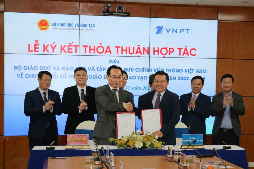 Thứ trưởng Hoàng Minh Sơn (trái) và Tổng Giám đốc Tập đoàn VNPT Huỳnh Quang Liêm ký thỏa thuận hợp tác.