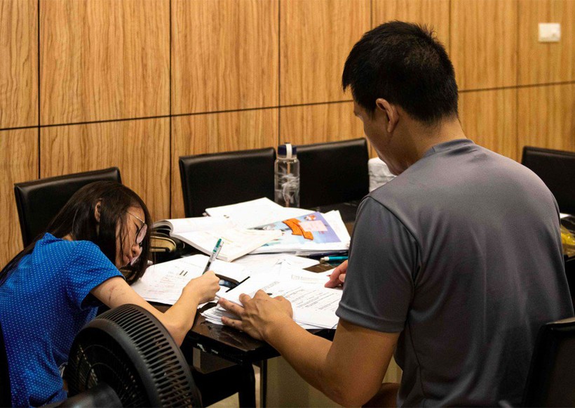 Học sinh Singapore cảm thấy áp lực trước số lượng lớn bài tập và kỳ thi. Ảnh: AsiaOne.