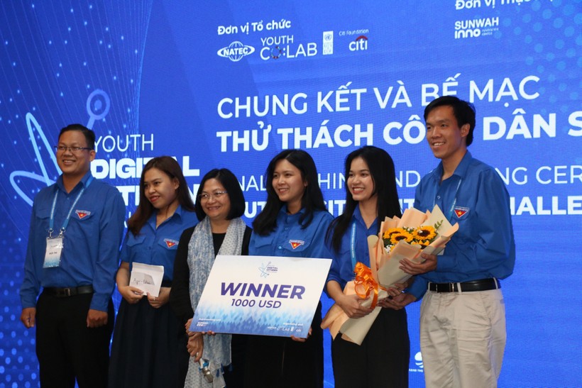 Ban tổ chức trao giải Nhất cho đội thi Agri-EdTech.