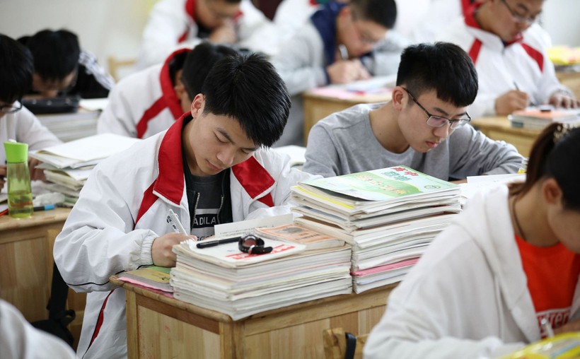 Học sinh Trung Quốc ôn luyện cho kỳ thi tuyển sinh zhongkao. Ảnh: INT.