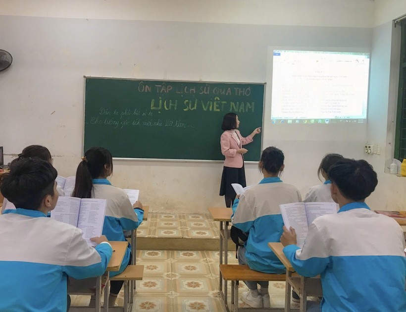 Cô giáo Nguyễn Thị Ngọc Hà ôn tập cho học sinh lớp 12. Ảnh: NVCC.