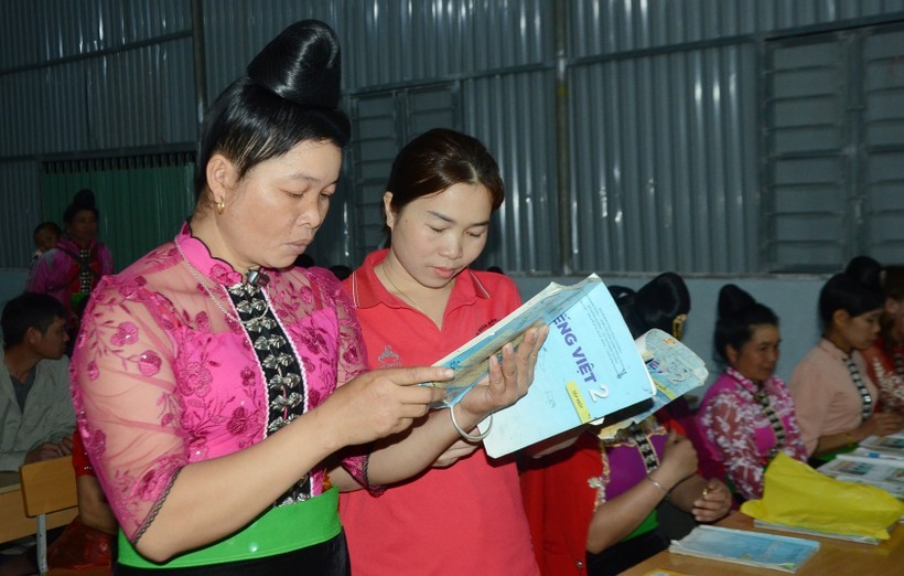 Cô Đinh Thị Oanh, tỉnh Điện Biên, trao đổi với học viên lớp xoá mù chữ. Ảnh: NVCC.