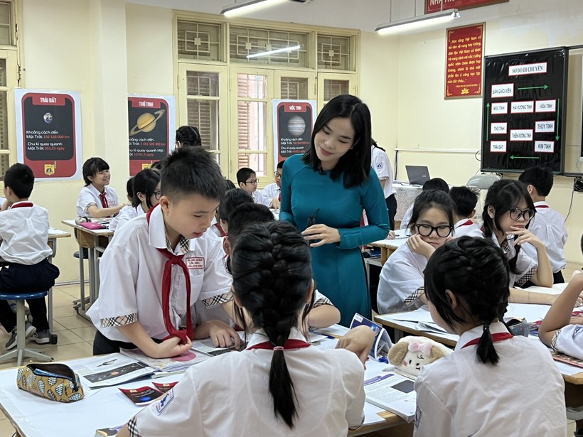 Cô giáo Phạm Hương Giang trao đổi với học sinh Trường THCS Bế Văn Đàn, Hà Nội.
