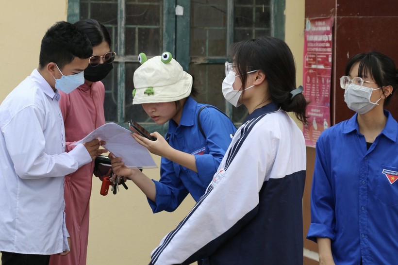 Tình nguyện viên hỗ trợ thí sinh và người nhà thí sinh chiều ngày 2/6 tại điểm thi Trường THPT Văn Giang. Ảnh: TG.