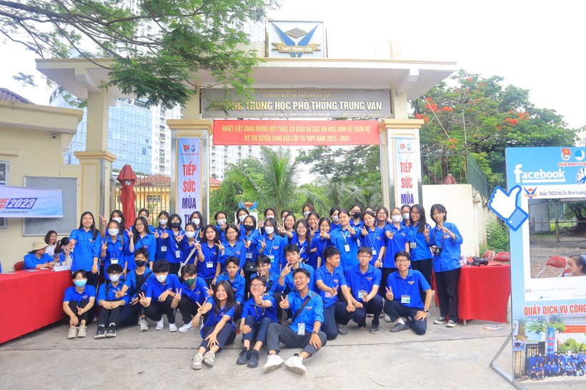 Tình nguyện viên tiếp sức mùa thi tại điểm trường THPT Trung Văn, Hà Nội.