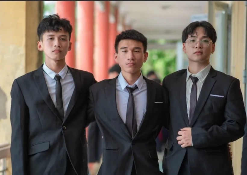 Nguyễn Mạnh Hùng (giữa) chụp ảnh cùng bạn bè. Ảnh: NVCC.