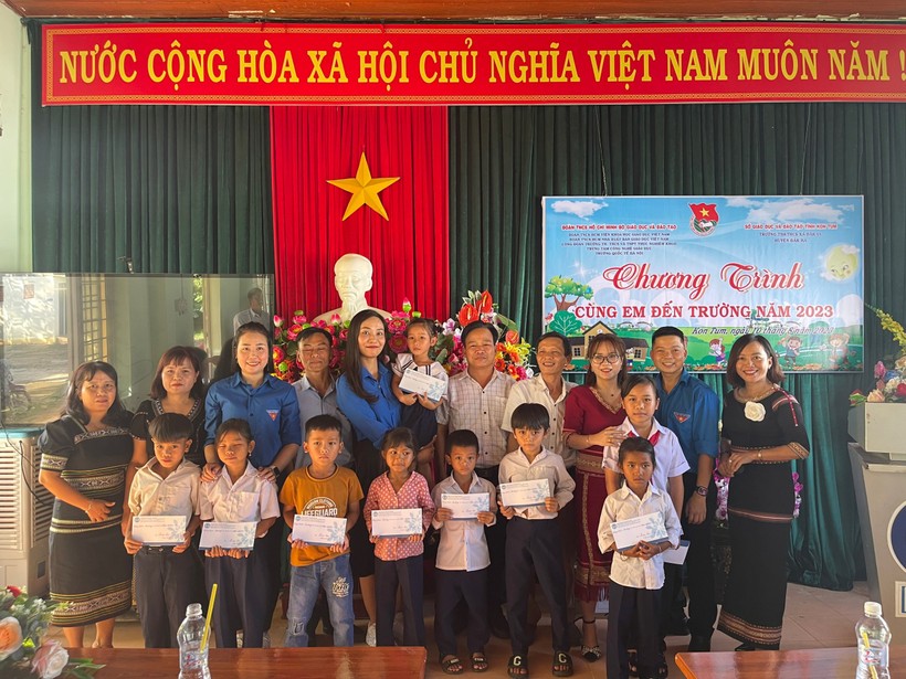Chương trình "Cùng em đến trường năm 2023" tại tỉnh Kon Tum.