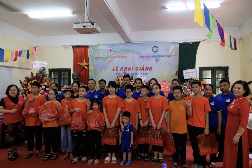 Các nhà hảo tâm trao tặng quà cho học sinh Trường PTCS Dân lập dạy trẻ câm điếc Hà Nội.