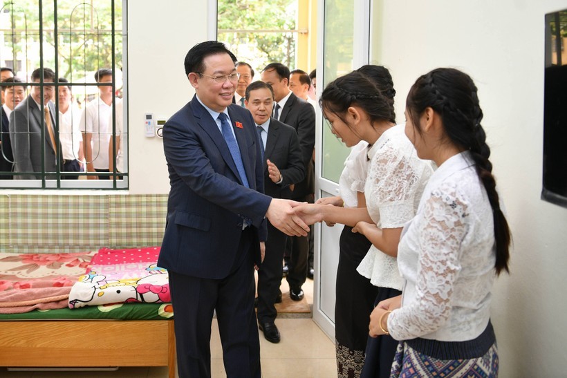 Chủ tịch Quốc hội Vương Đình Huệ dành nhiều thời gian thăm hỏi, nói chuyện với học sinh Trường Hữu nghị T78.