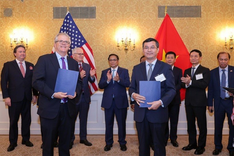 Thủ tướng Phạm Minh Chính chứng kiến lễ trao ba biên bản ghi nhớ giữa Bộ GD&ĐT Việt Nam với tập đoàn Intel. Ảnh: Nhật Bắc.